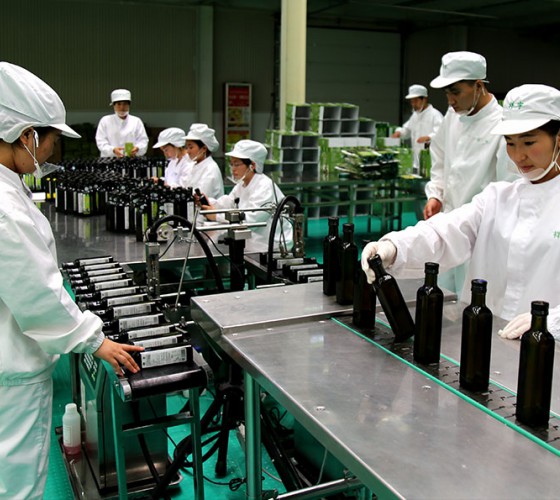 祥宇特級(jí)初榨橄欖油作為國(guó)產(chǎn)優(yōu)質(zhì)橄欖油，始終以質(zhì)量求生存、以品牌謀發(fā)展、以質(zhì)量創(chuàng)業(yè)績(jī)、以品質(zhì)追卓越。在近20年的辛苦耕耘，在品質(zhì)方面的不斷改進(jìn)..