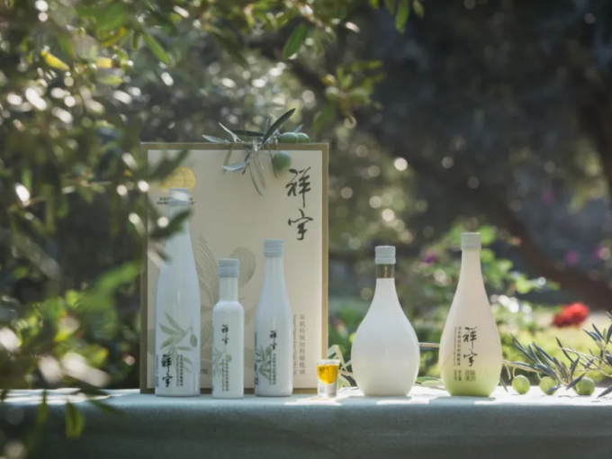 從甘肅隴南的青山幽谷，到一線(xiàn)城市的高端賣(mài)場(chǎng)；從一顆油橄欖在晨露中初綻的青澀，到一..